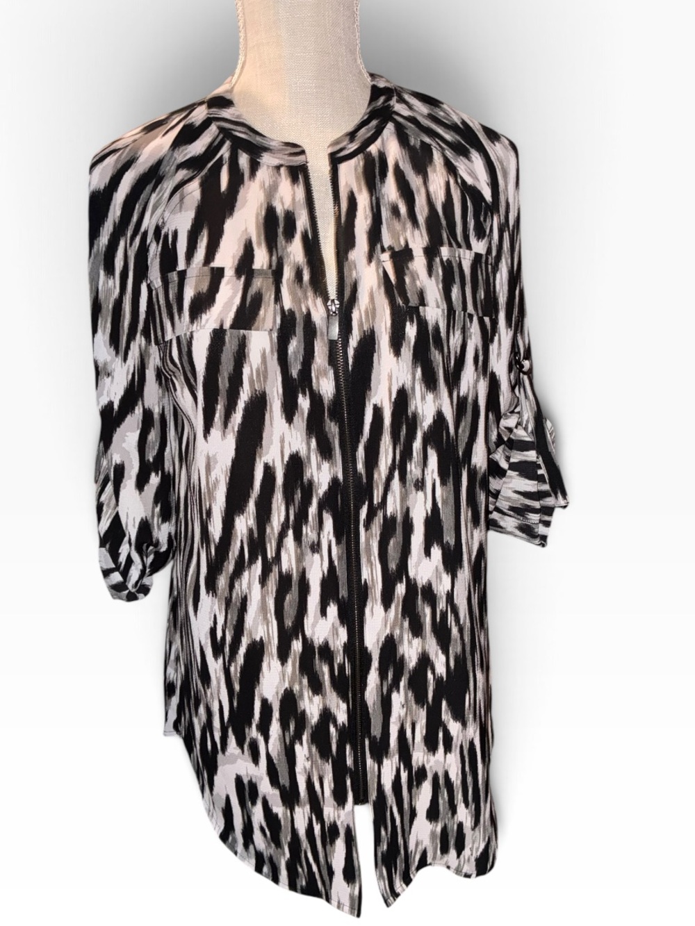 Rock & Republic Black & White Animal-Print Zip Front Blouse